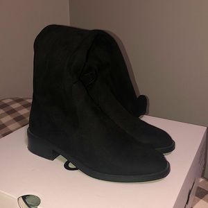 Knee high boots. (Suede)